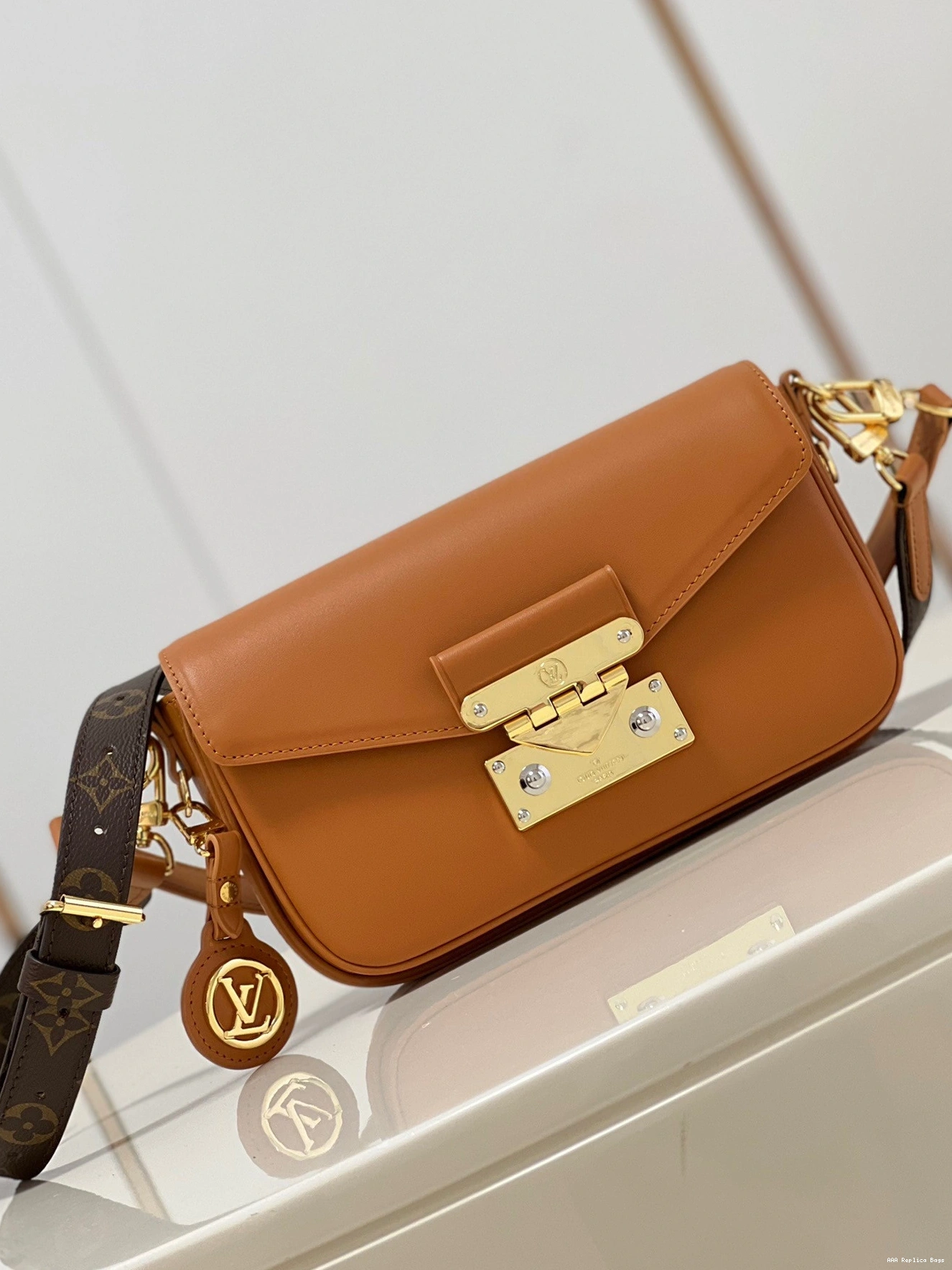 Aaa replica ru Vuitton Louis SWING 0802